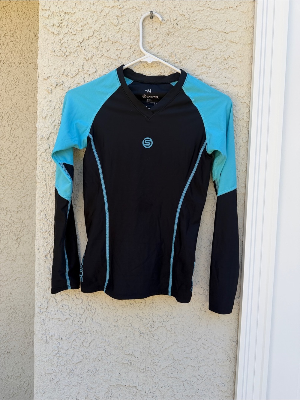SKINS Youth Black/Turquoise Long Sleeve Vneck Activewear Top Size M